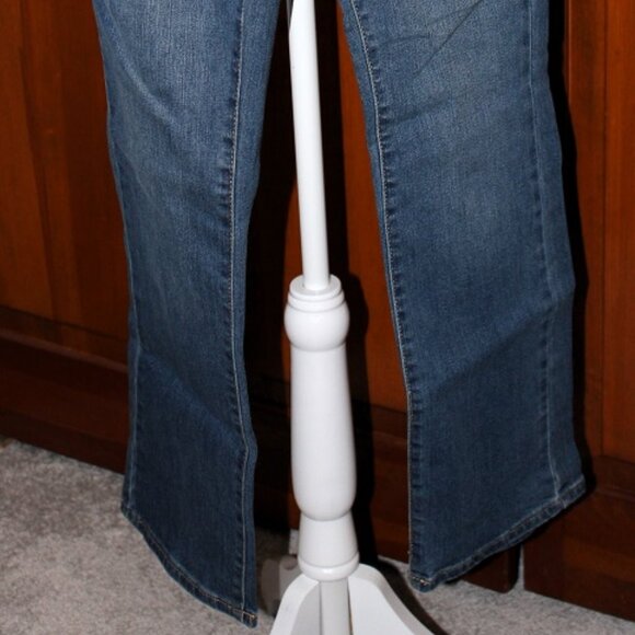 Levis Boot Cut Stretch Jeans. - Picture 2 of 5